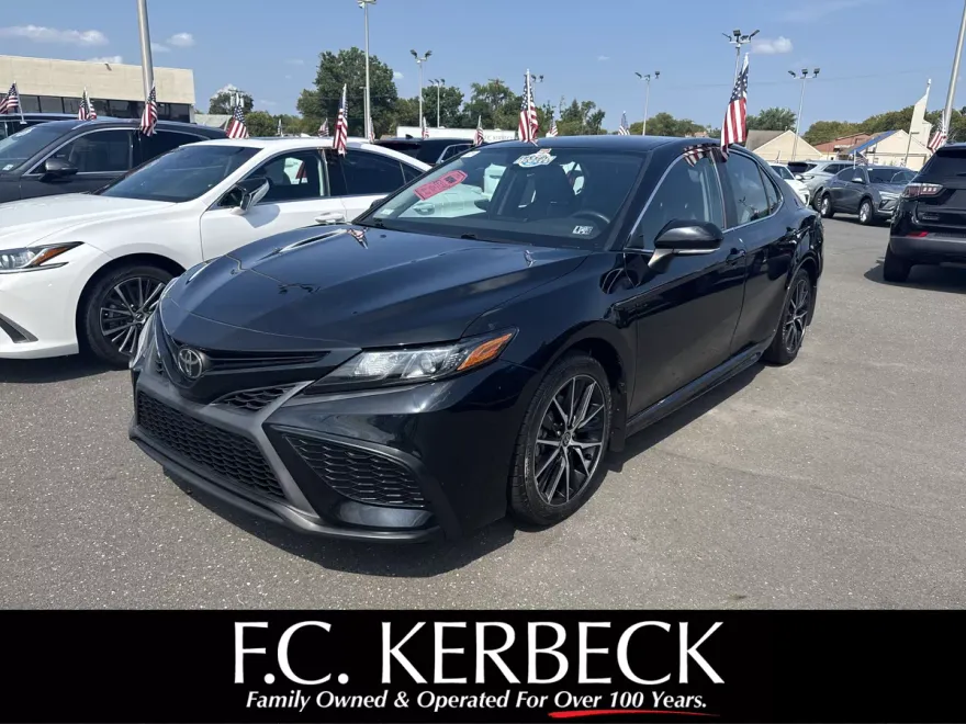 2022 Toyota Camry SE photo 1