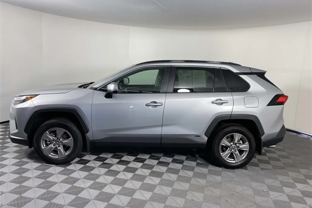 2024 Toyota RAV4 Hybrid LE photo 1