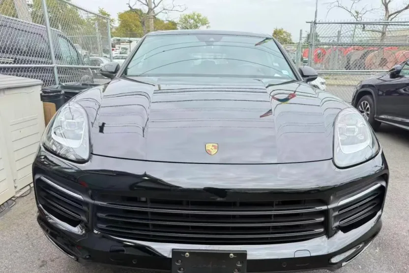 2023 Porsche Cayenne Platinum Edition photo 1