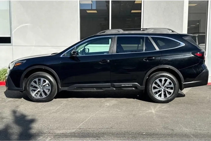 2020 Subaru Outback Premium photo 1