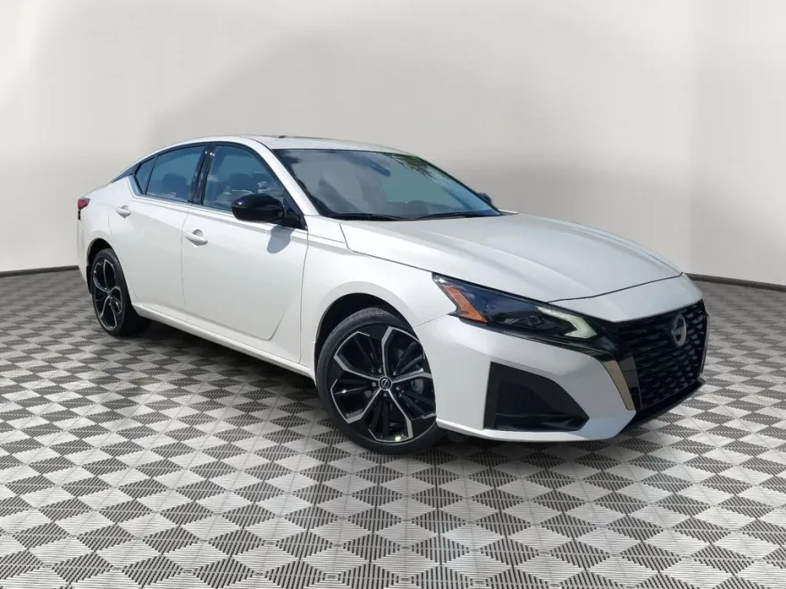 2025 Nissan Altima 2.5 SR photo 1