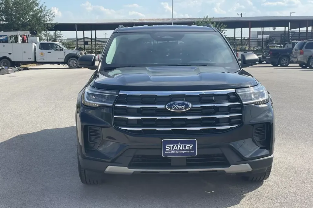 2025 Ford Explorer photo 1