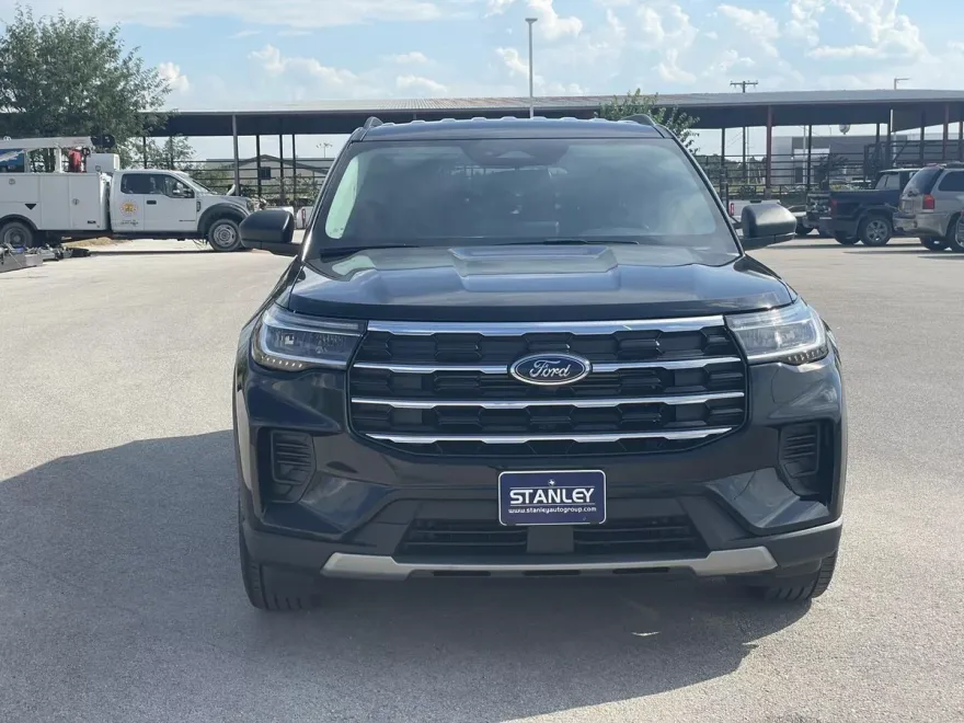 2025 Ford Explorer photo 1