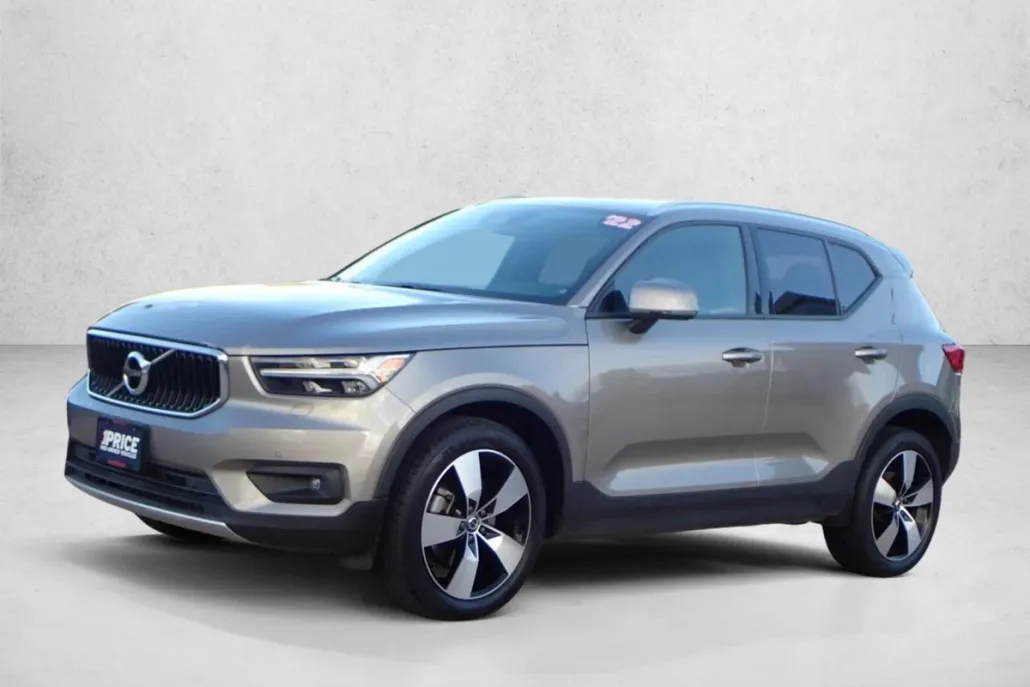 2022 Volvo XC40 Momentum photo 1