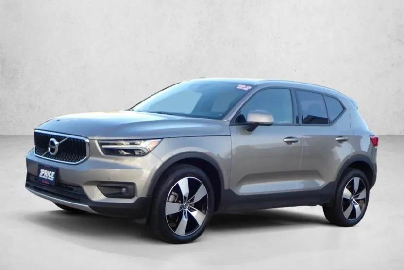 2022 Volvo XC40 Momentum photo 1