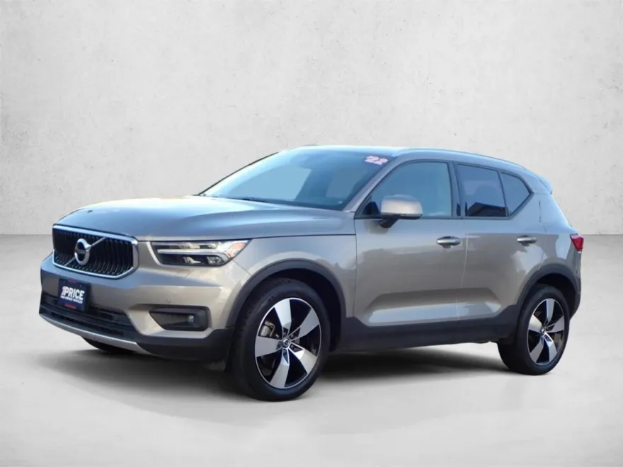 2022 Volvo XC40 Momentum photo 1