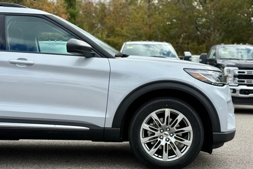 2025 Ford Explorer photo 1