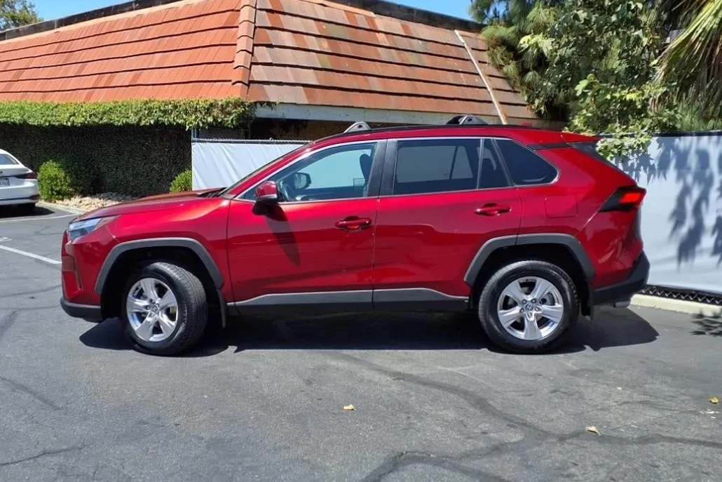 2022 Toyota RAV4 XLE photo 1
