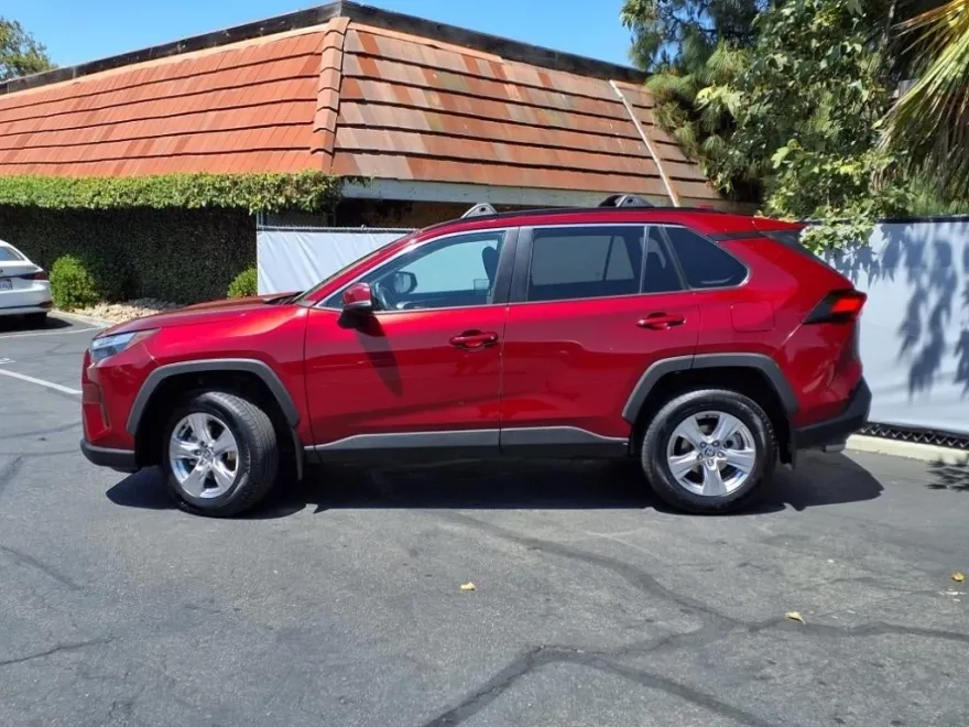 2022 Toyota RAV4 XLE photo 1