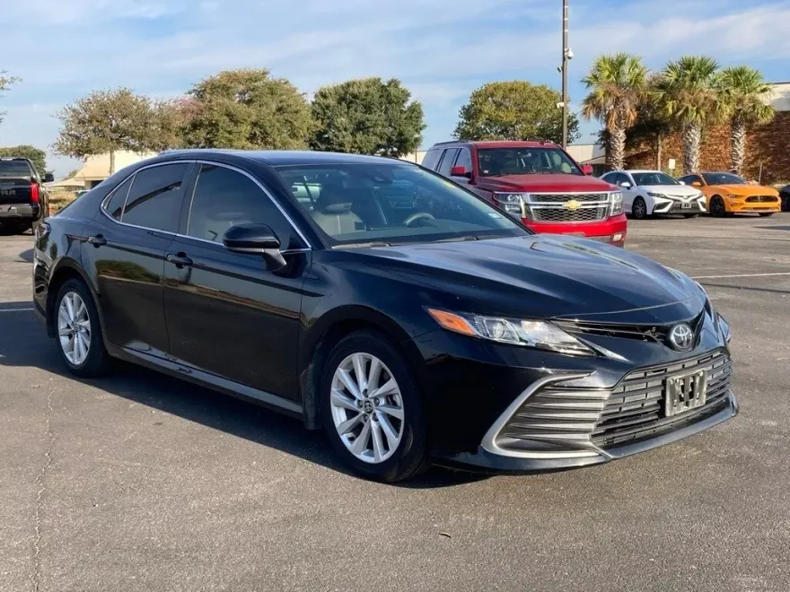 2023 Toyota Camry LE photo 1