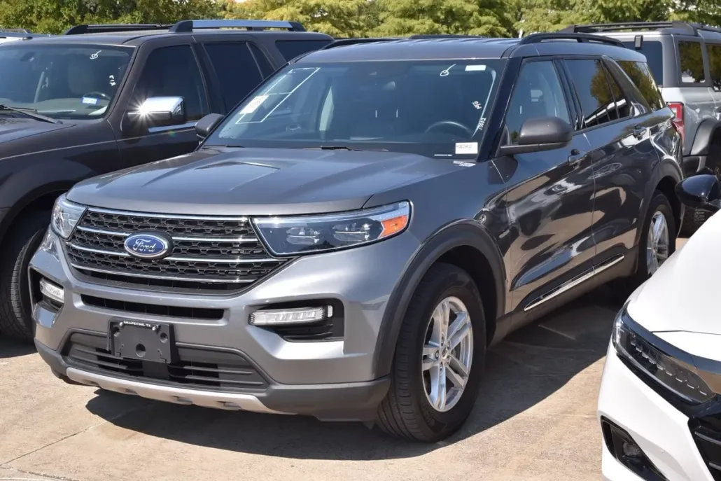 2023 Ford Explorer XLT photo 1