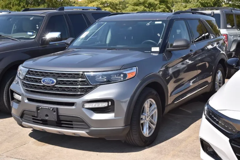 2023 Ford Explorer XLT photo 1