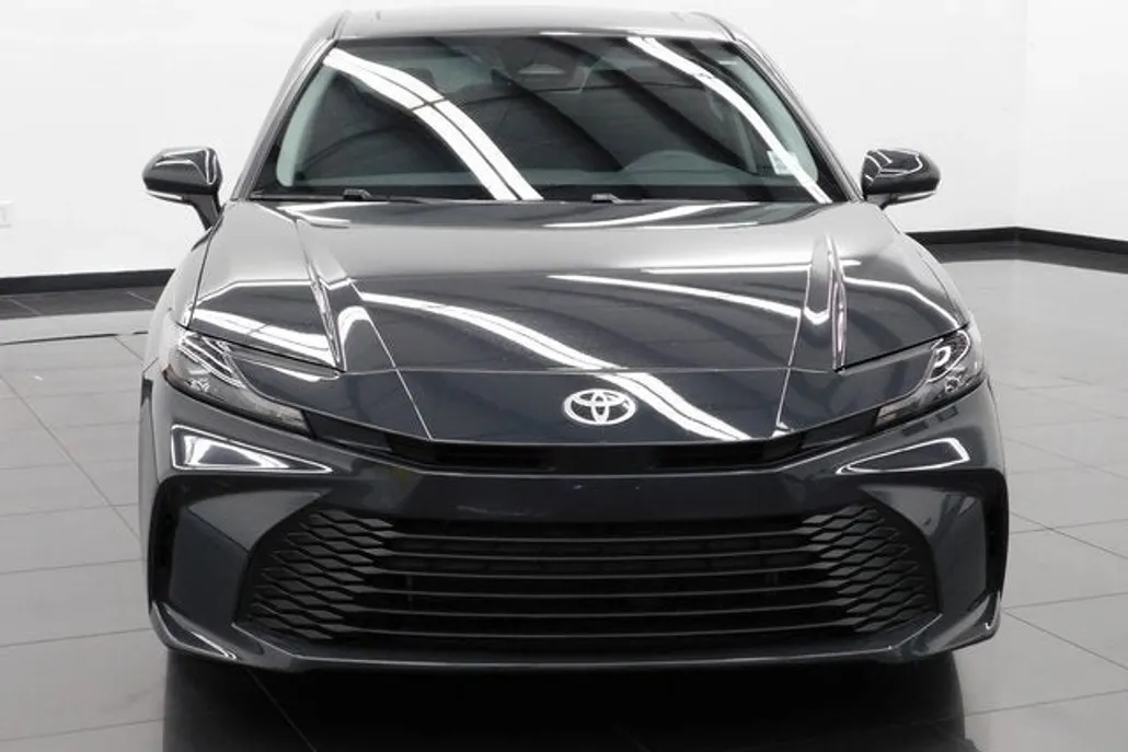 2025 Toyota Camry LE photo 1