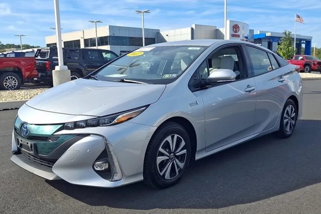 2017 Toyota Prius Prime Advanced photo 1