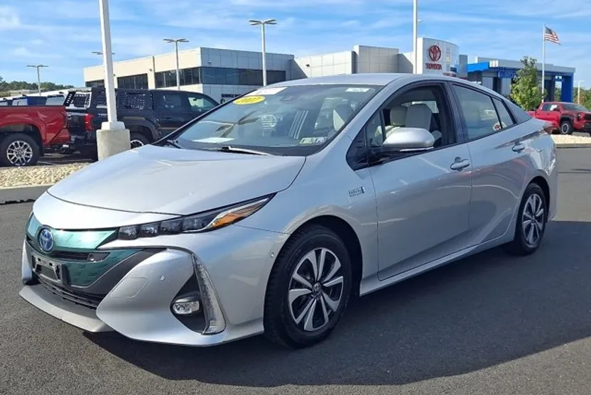 2017 Toyota Prius Prime Advanced photo 1