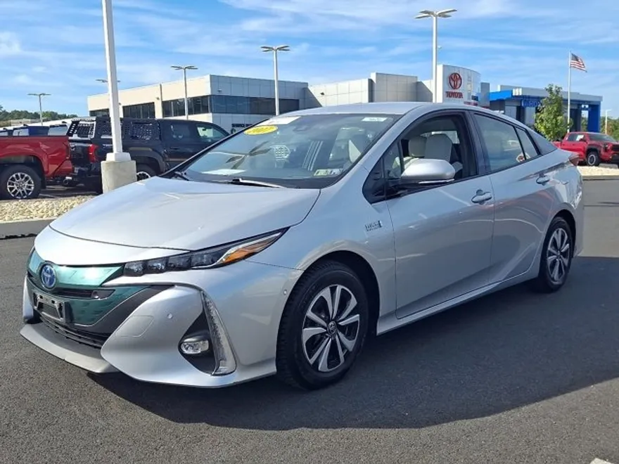 2017 Toyota Prius Prime Advanced photo 1