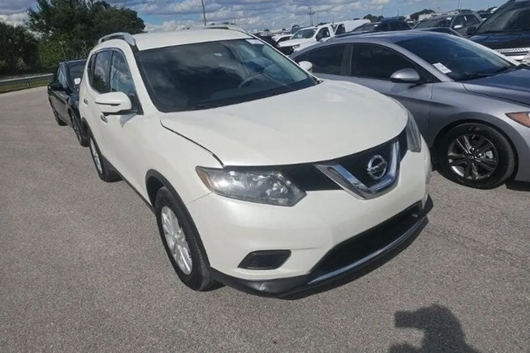 2016 Nissan Rogue SV photo 1