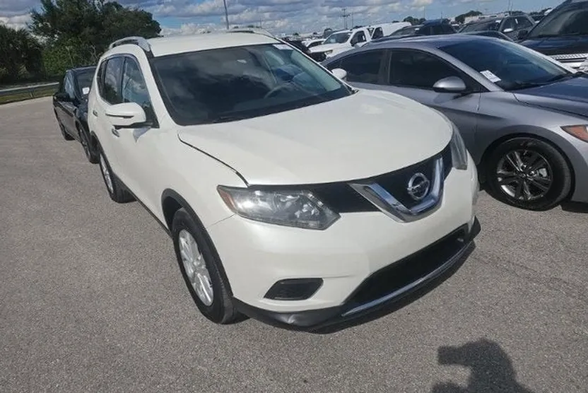 2016 Nissan Rogue SV photo 1