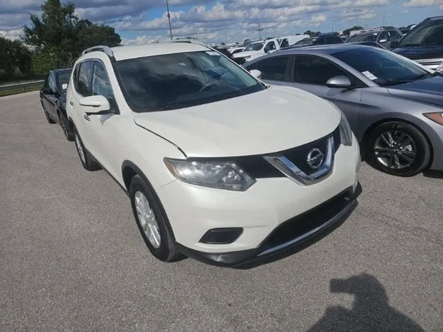 2016 Nissan Rogue SV photo 1