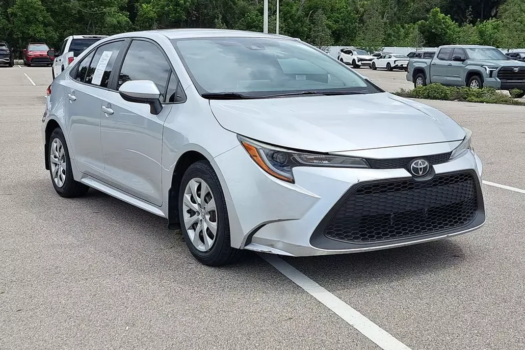 2020 Toyota Corolla LE photo 1