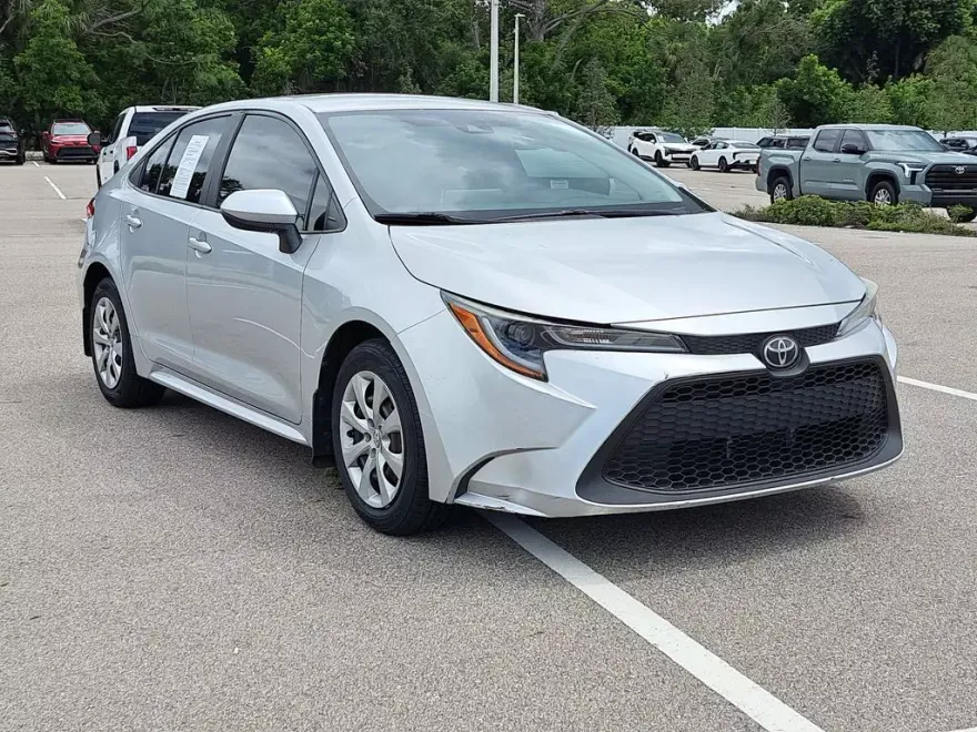 2020 Toyota Corolla LE photo 1