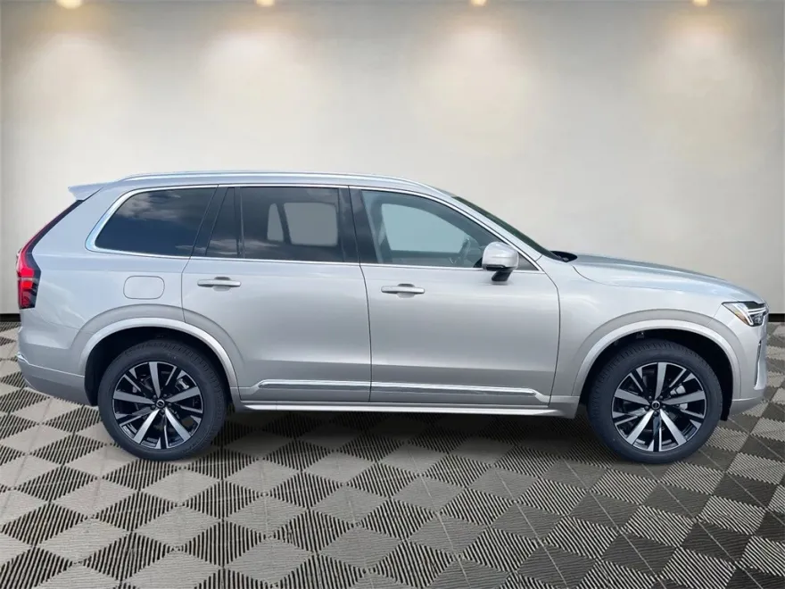 2026 Volvo XC90 B5 Core photo 1