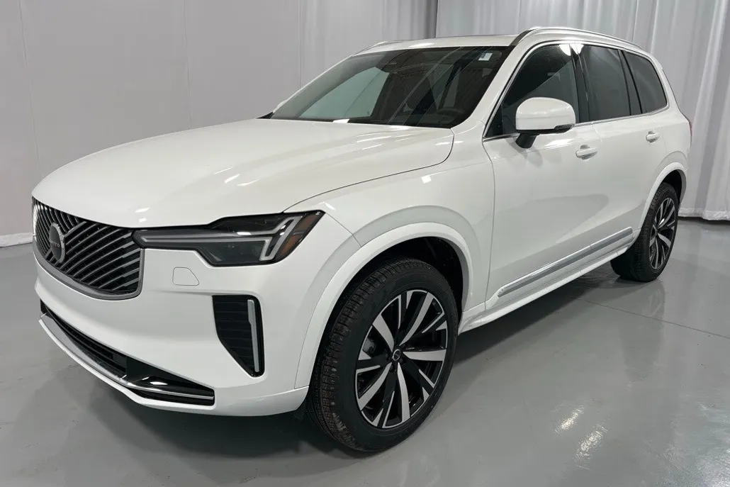 2025 Volvo XC90 B5 Core photo 1
