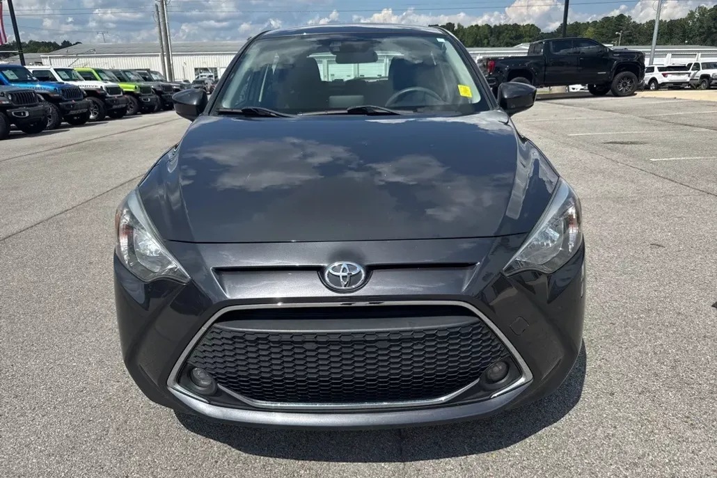 2020 Toyota Yaris LE photo 1