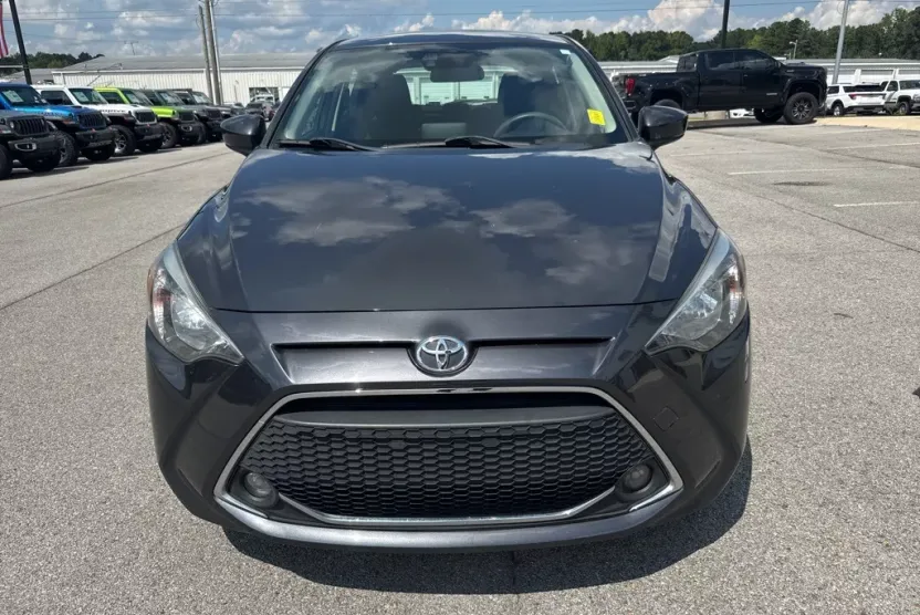 2020 Toyota Yaris LE photo 1