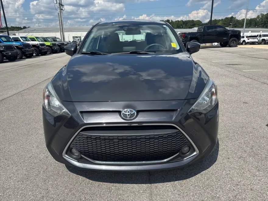 2020 Toyota Yaris LE photo 1