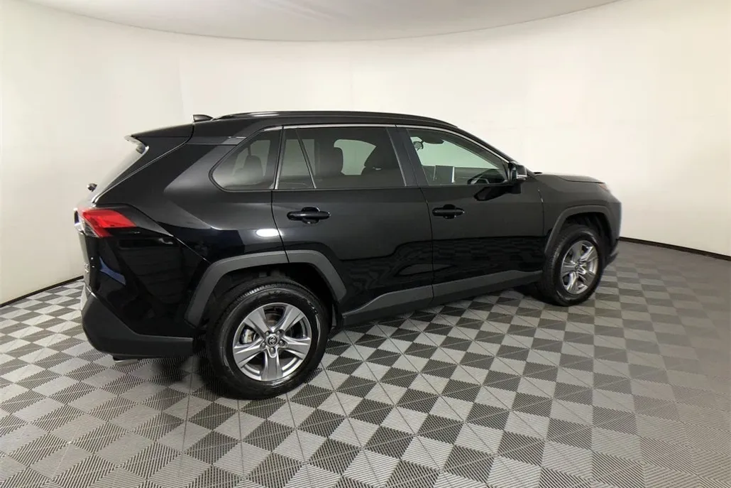 2024 Toyota RAV4 XLE photo 1