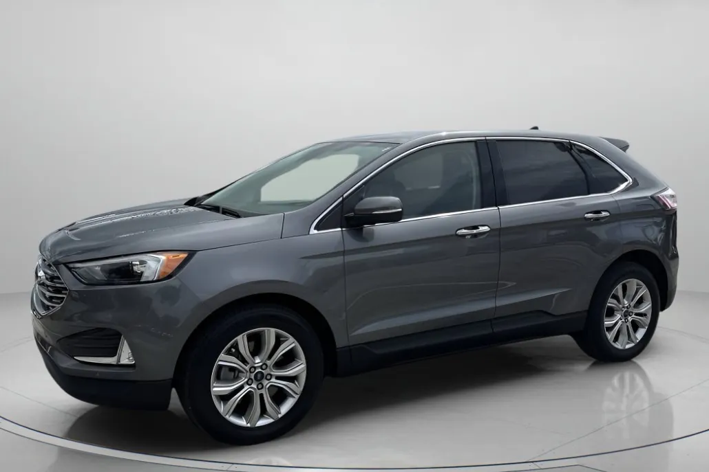 2022 Ford Edge Titanium photo 1