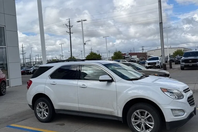 2017 Chevrolet Equinox LT photo 1
