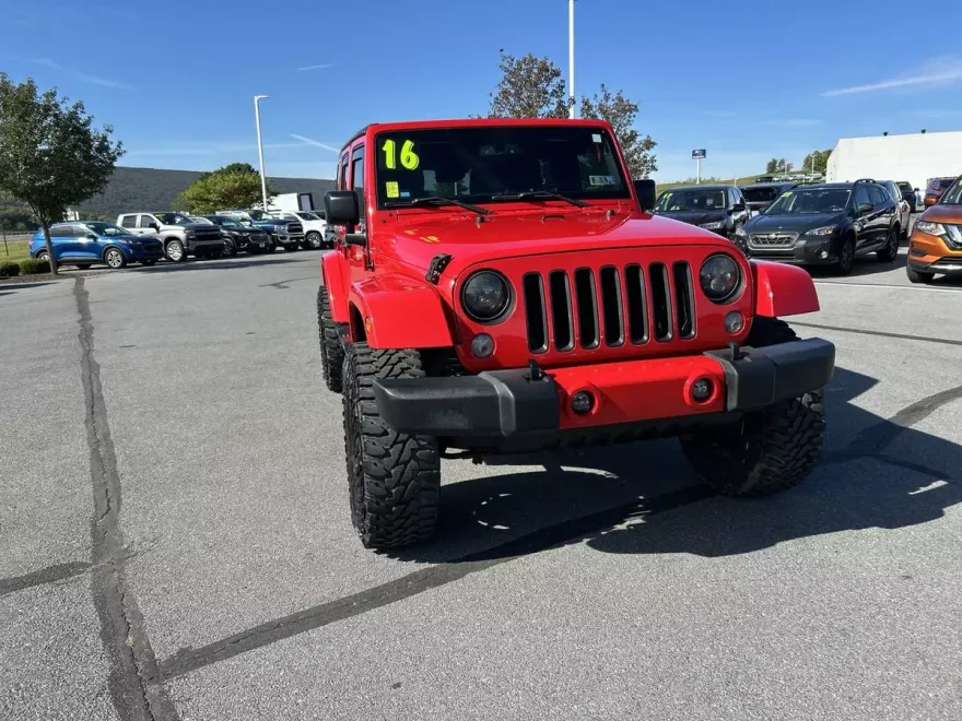 2016 Jeep Wrangler Unlimited Sahara photo 1