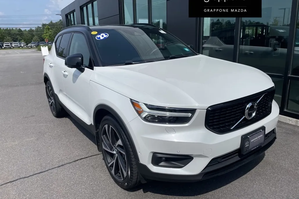 2022 Volvo XC40 R-Design AWD photo 1