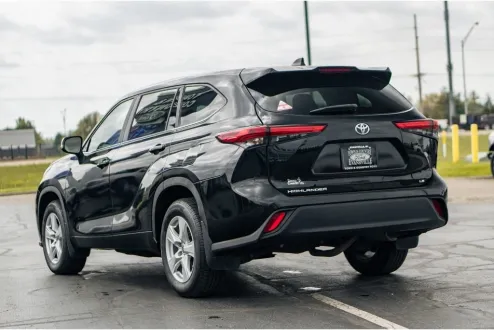 2023 Toyota Highlander LE photo 1
