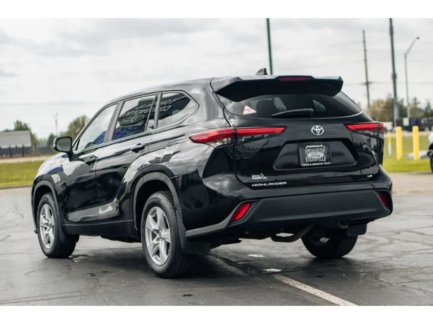 2023 Toyota Highlander LE photo 1