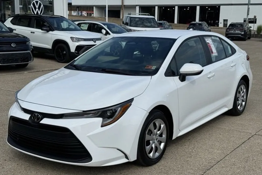 2024 Toyota Corolla LE photo 1