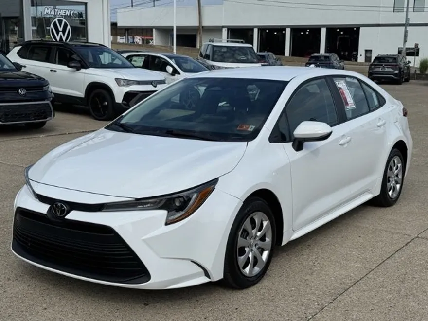 2024 Toyota Corolla LE photo 1