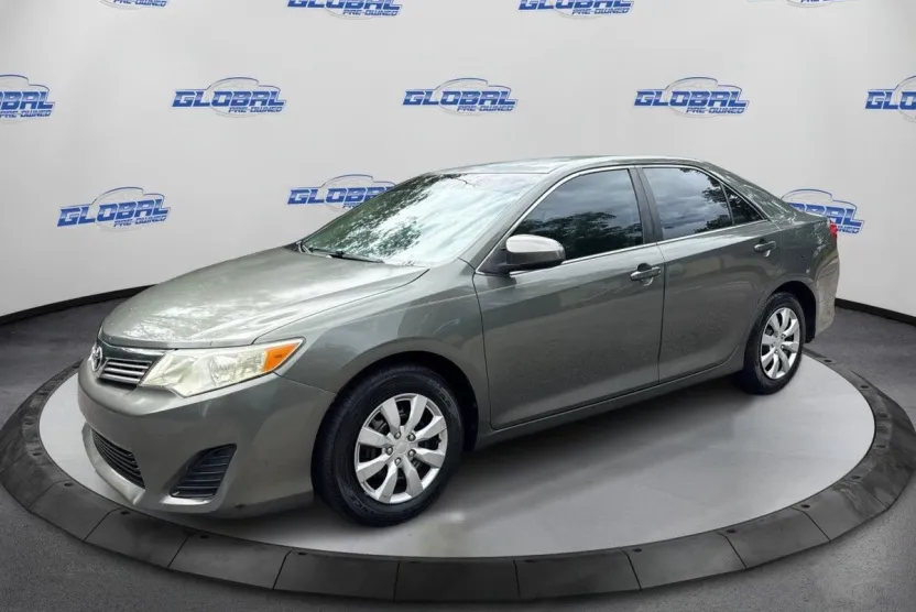 2012 Toyota Camry LE photo 1