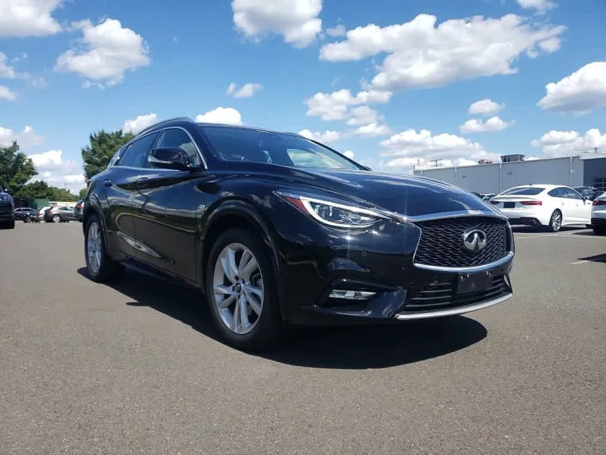 2018 Infiniti QX30 Premium photo 1