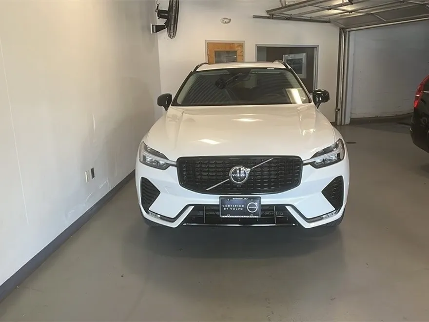 2025 Volvo XC60 B5 Plus photo 1