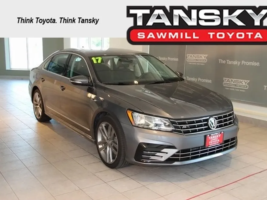 2017 Volkswagen Passat R-Line photo 1