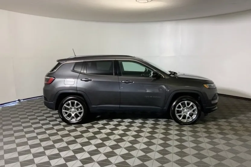 2022 Jeep Compass Latitude Lux photo 1