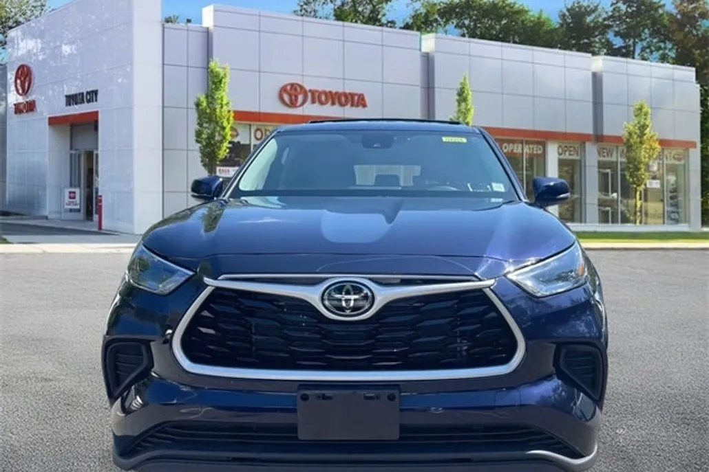 2022 Toyota Highlander L photo 1