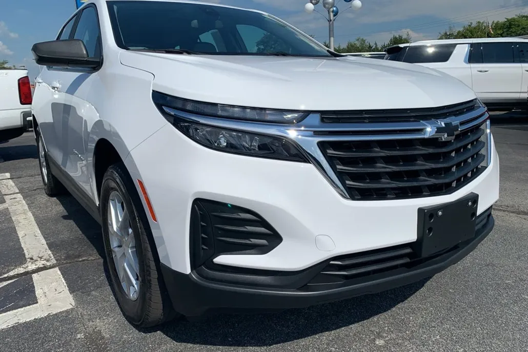 2022 Chevrolet Equinox LS photo 1