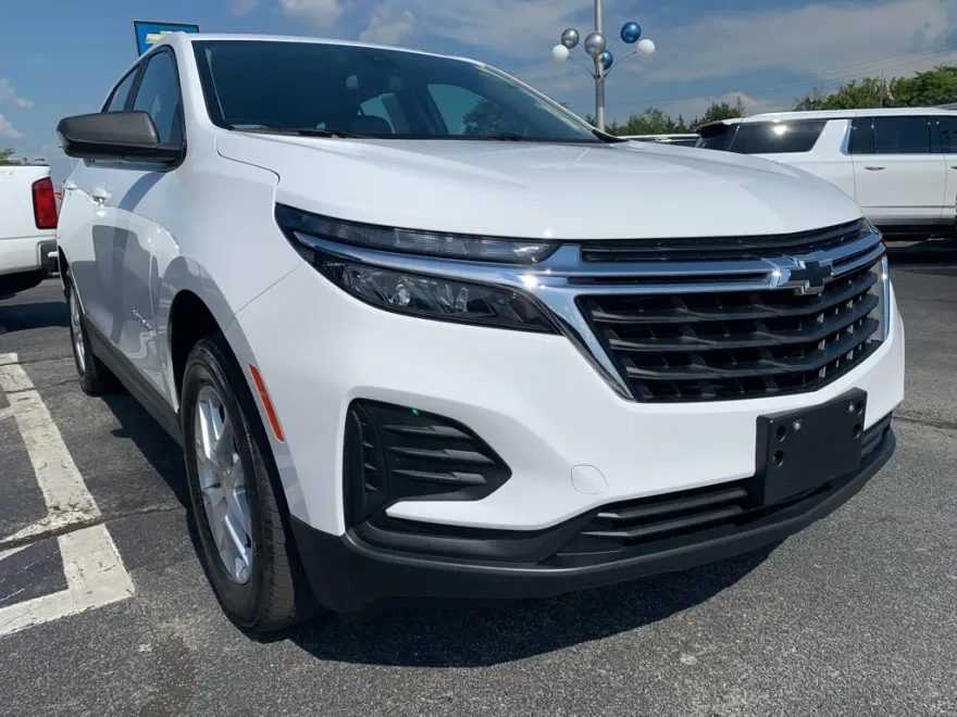 2022 Chevrolet Equinox LS photo 1