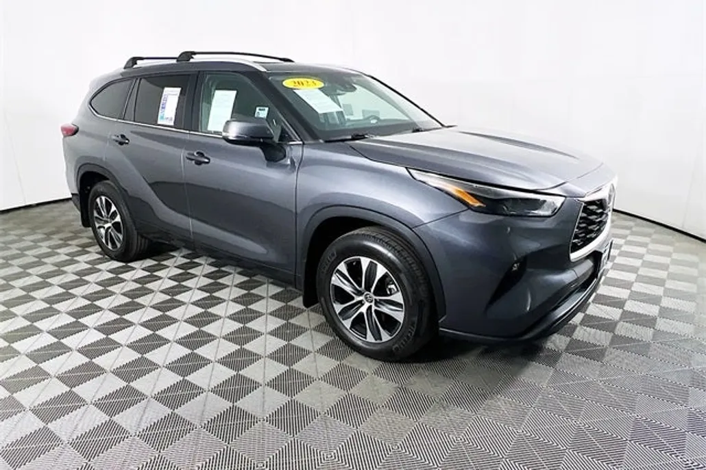 2023 Toyota Highlander XLE photo 1