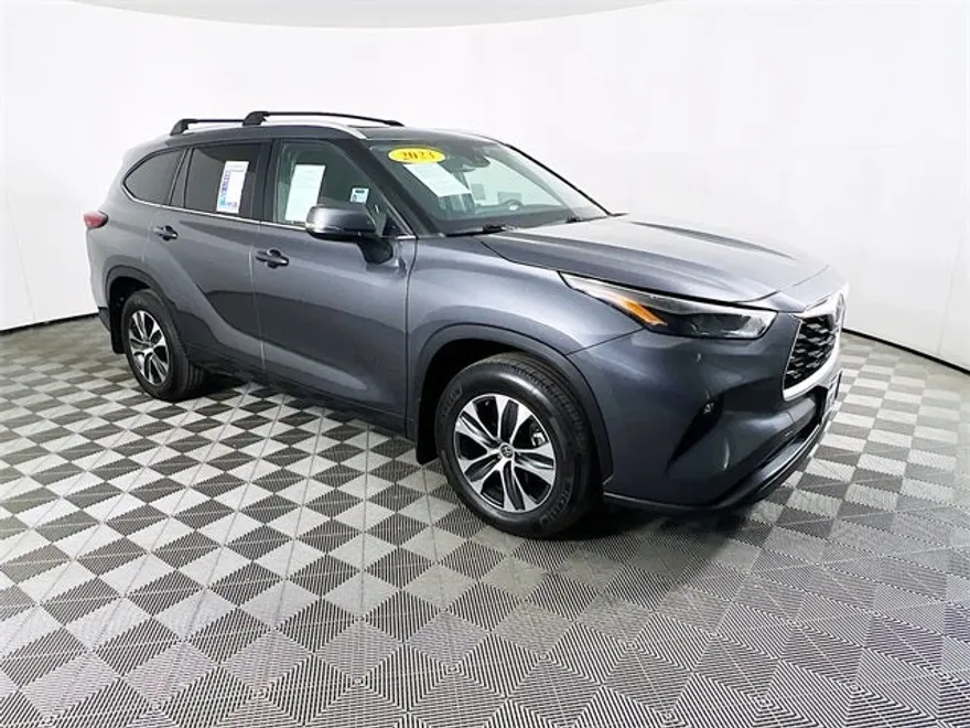2023 Toyota Highlander XLE photo 1