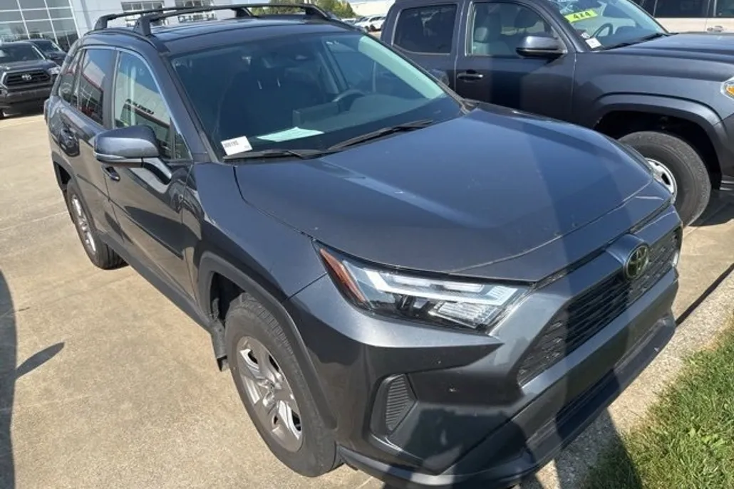2023 Toyota RAV4 XLE photo 1